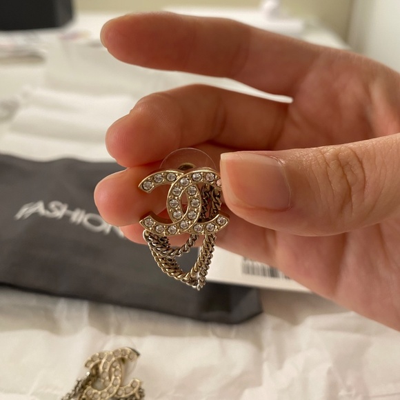 Chanel Crystal Chain CC Earrings Gold (2021) - Picture 3 of 5